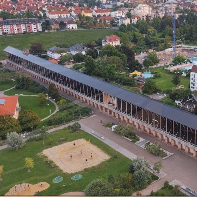Luftbild des Kurparks Bad Dürkheim mit Gradierbau und Beachvolleyballfeld